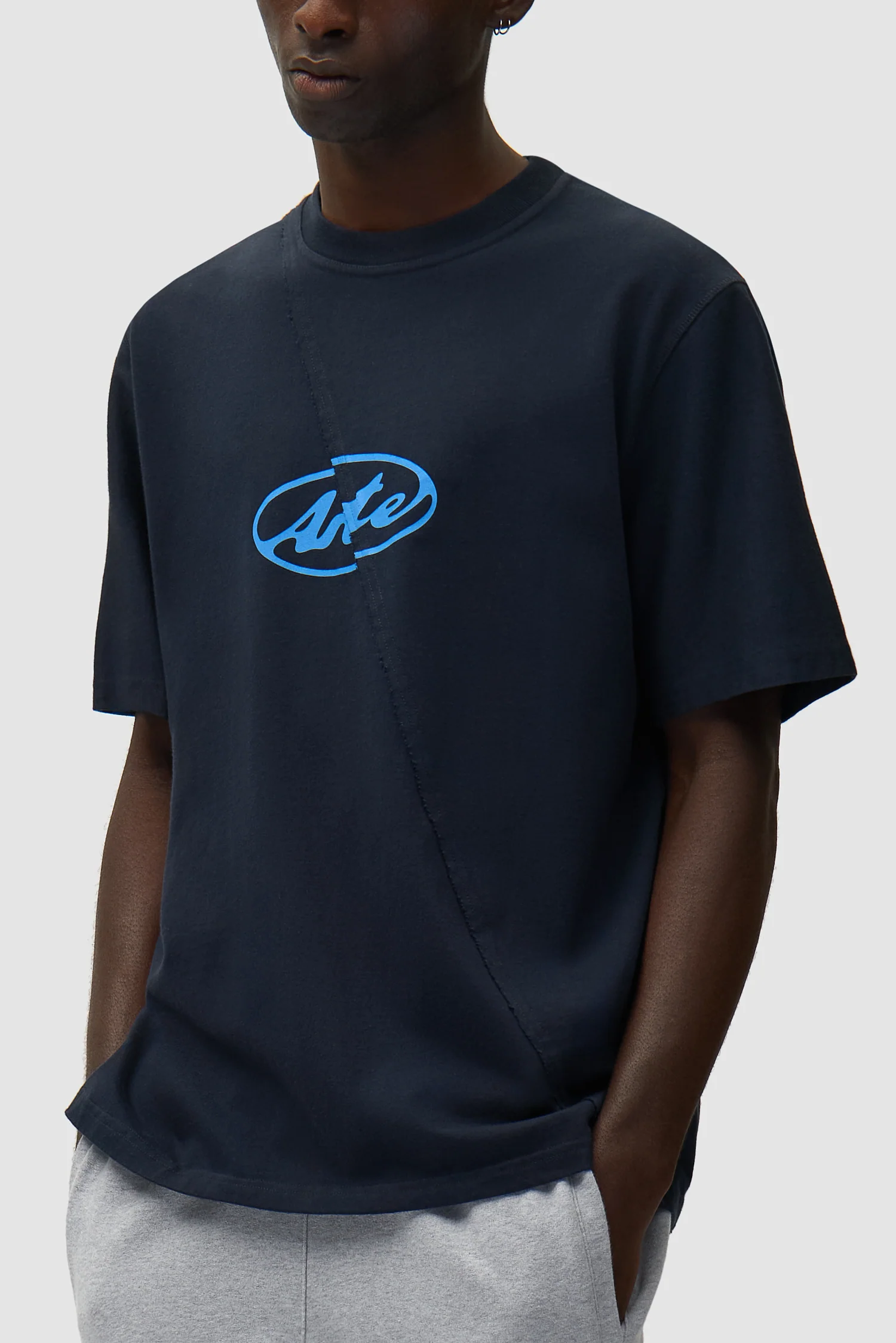 Circle Logo T-shirt - Navy - Image 7